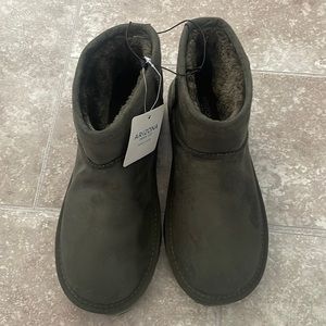 NEW Arizona Womens Low Mini Short Faux Fur Boot Olive Green Size 7 NWT